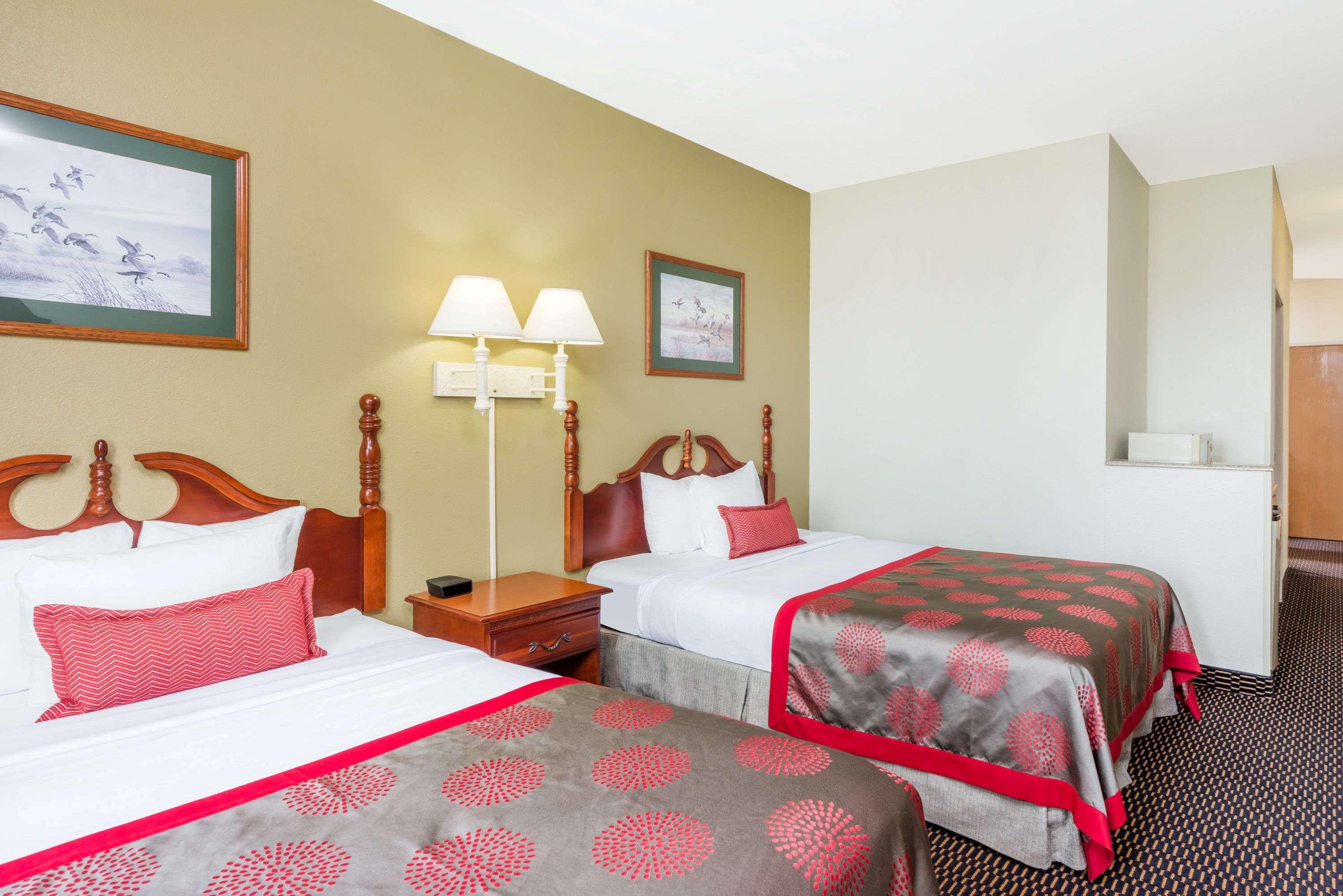 Ramada By Wyndham Columbia Hotel Exterior photo