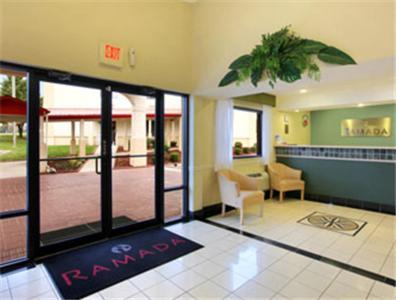 Ramada By Wyndham Columbia Hotel Interior photo